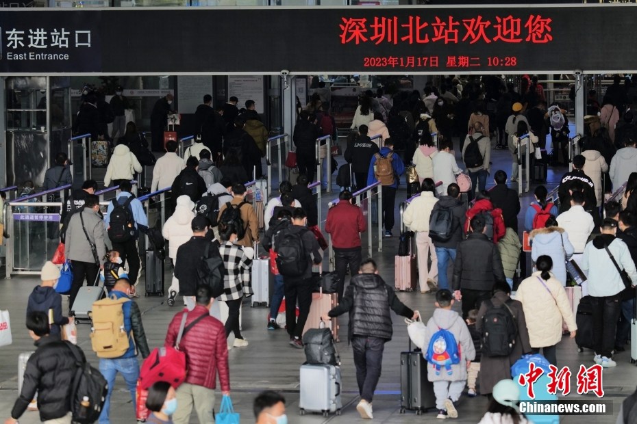 Shenzhen: i passeggeri intraprendono il viaggio verso la casa