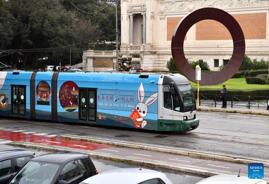 Il tram decorato a tema Anno del Coniglio per il Capodanno lunare cinese transita per le vie di Roma. (17 gennaio 2023 - Xinhua/Jin Mamengni)