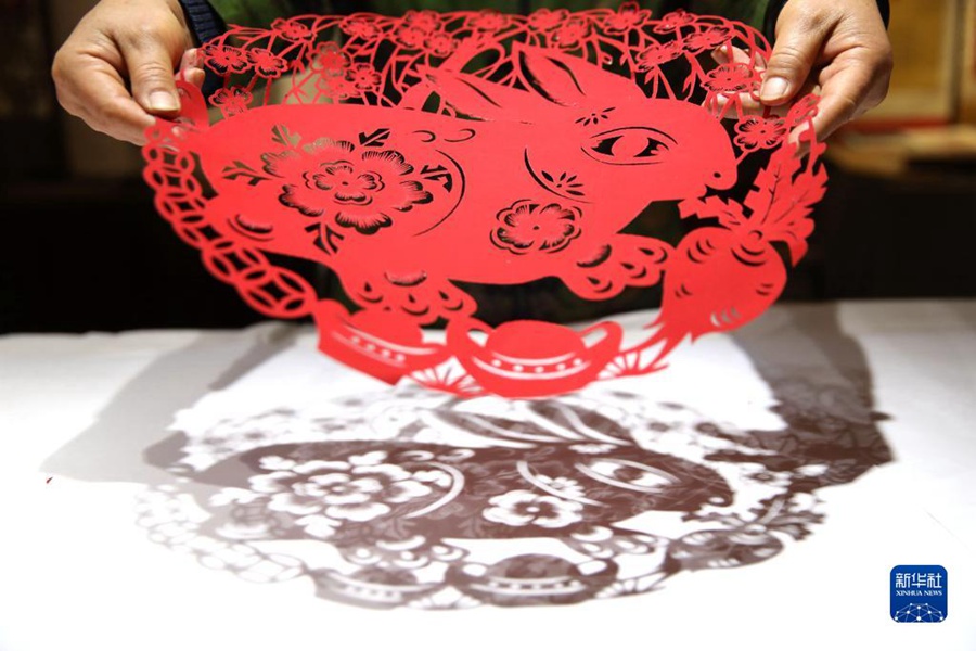 Presso il Junfeng Paper-cutting Creation Studio nel distretto di Shuangqiao, nella città di Chengde, l'artista Shi Junfeng presenta le sue opere di taglio della carta sul tema del coniglio. (18 gennaio 2023-Xinhua/Liu Huanyu)