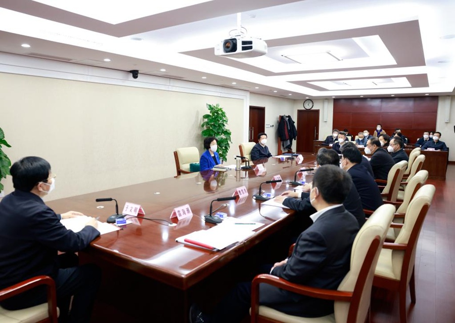 Vice premier cinese esorta a intensificare gli sforzi nel trattamento dei pazienti COVID