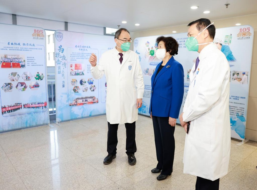 La vice premier cinese Sun Chunlan visita il People's Hospital della Peking University a Beijing, capitale della Cina. (19 gennaio 2023 - Xinhua/Ding Lin)