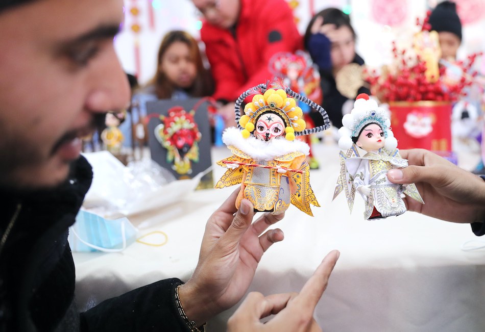 Qingdao, studenti stranieri fanno figurine di seta per festeggiare il capodanno cinese
