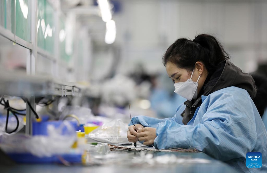 Le fabbriche e le aziende in tutta la Cina riprendono il lavoro dopo le vacanze della Festa di Primavera