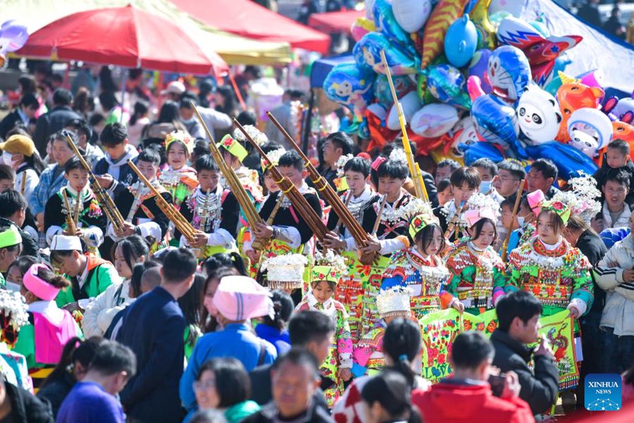 Persone di etnia Miao indossano abiti tradizionali e partecipano alla "Tiaoyue" nel villaggio di Zhoupai, contea di Longli, nella provincia del Guizhou, nel sud-ovest della Cina. (29 gennaio 2023 - Xinhua/Yang Wenbin)