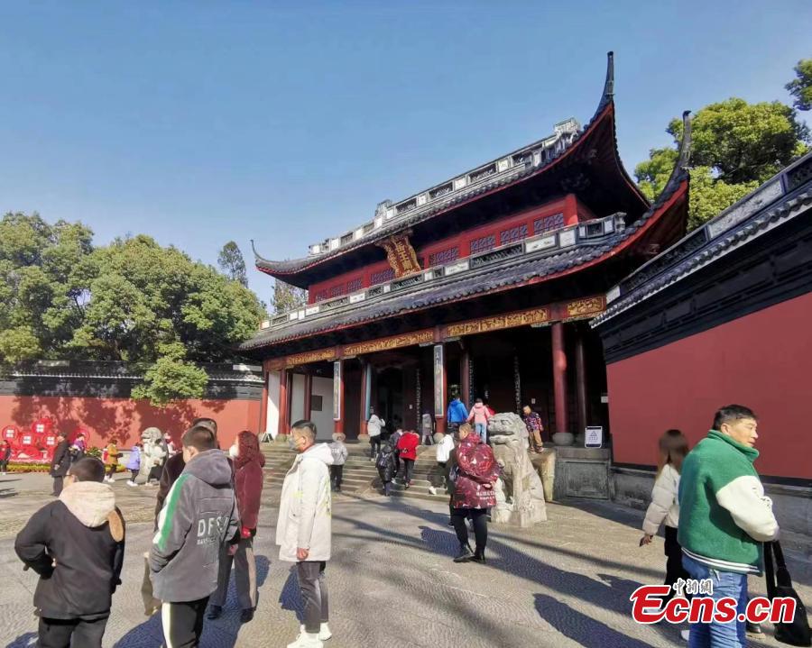 Turisti visitano il Tempio di Yue Fei a Hangzhou, nella provincia dello Zhejiang, durante le vacanze della Festa di Primavera. 
