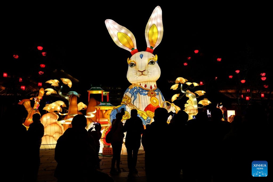 Gigantesca lanterna a forma di coniglio per celebrare l'imminente Festa delle Lanterne nell'antico borgo di Taierzhuang, nella città di Zaozhuang, provincia dello Shandong. (30 gennaio 2023-Sun Zhongzhe/Xinhua)