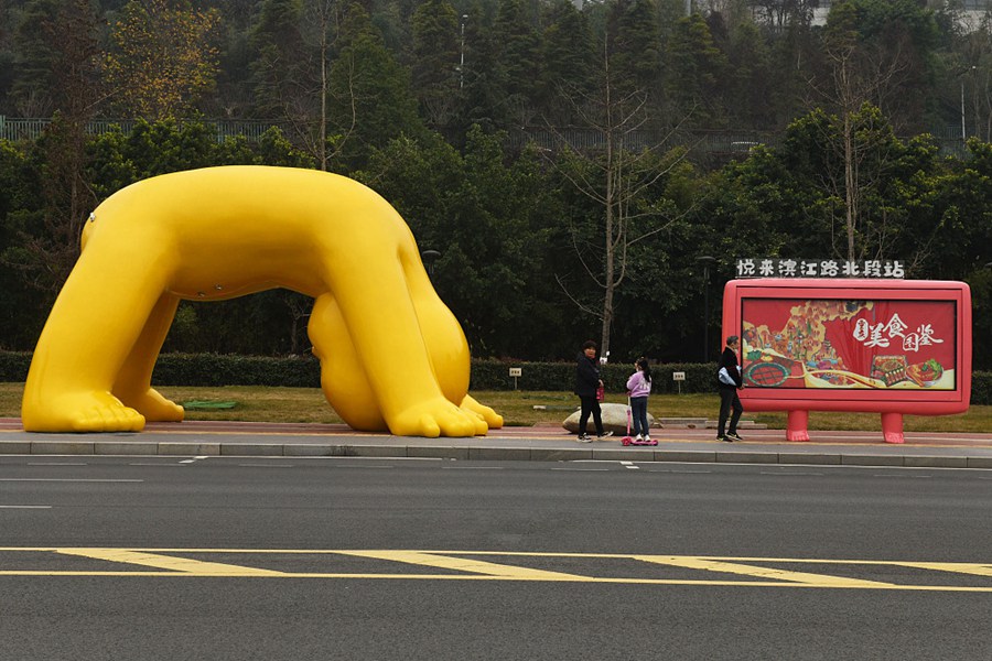 Chongqing: emerse fermate dell'autobus artistiche per le strade