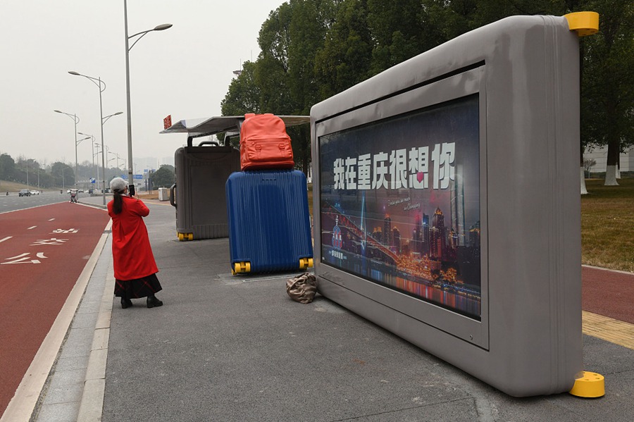 Chongqing: emerse fermate dell'autobus artistiche per le strade