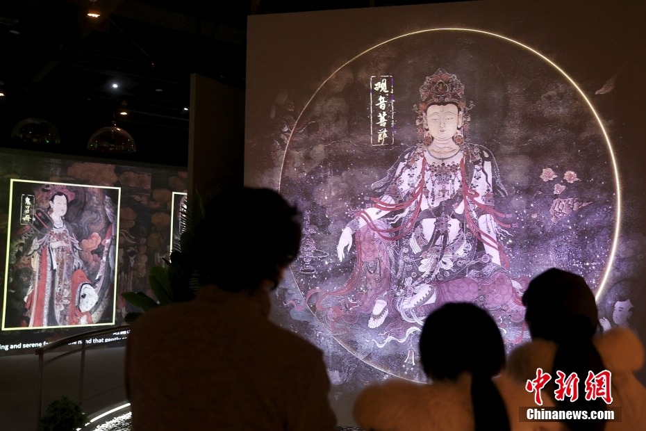 Beijing: cittadini visitano mostra di murales digitali presso il Tempio Fahai