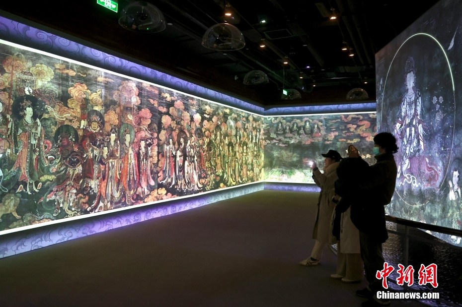 Beijing: cittadini visitano mostra di murales digitali presso il Tempio Fahai