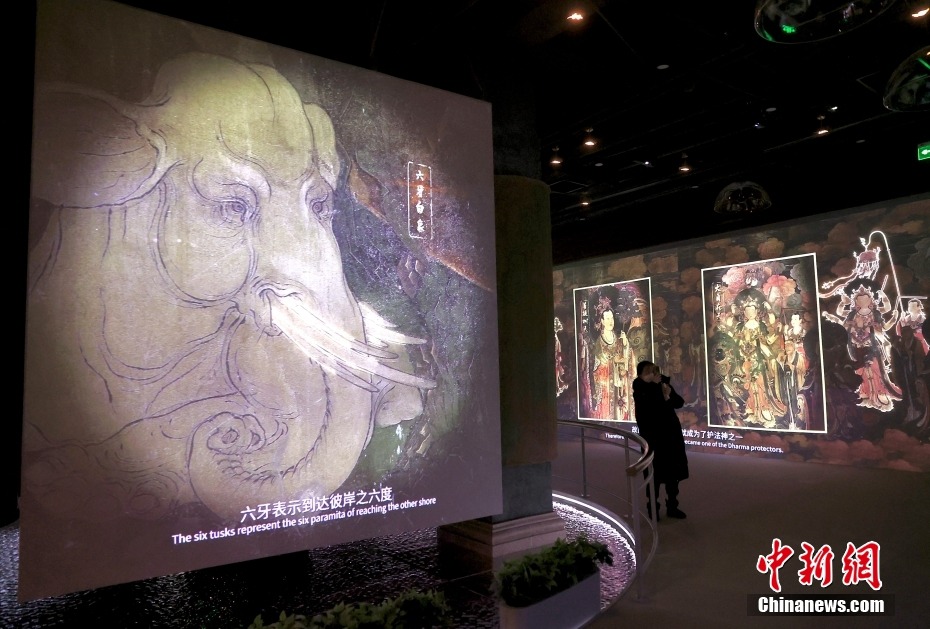 Beijing: cittadini visitano mostra di murales digitali presso il Tempio Fahai