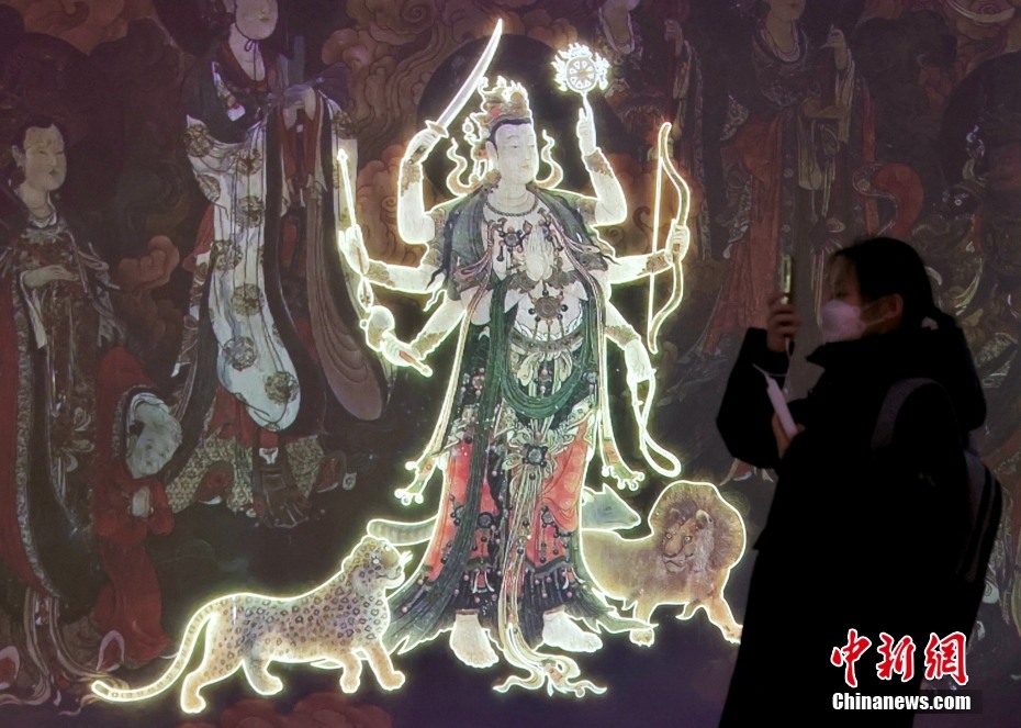I cittadini visitano il Centro d'arte murale del Tempio Fahai a Beijing. (2 febbraio 2023 – China News Service/Yi Haifei)