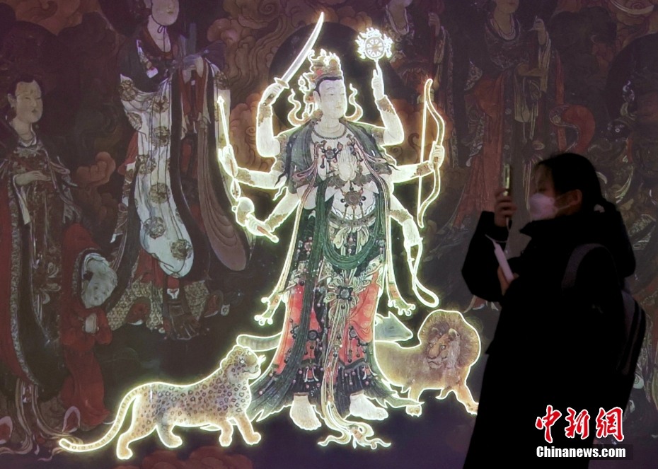 Beijing: cittadini visitano mostra di murales digitali presso il Tempio Fahai