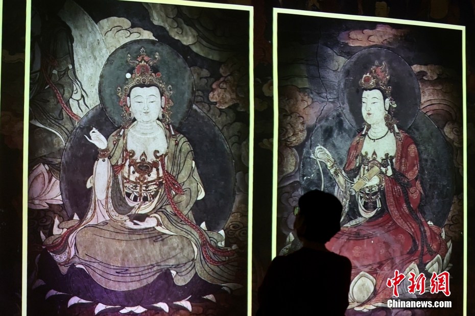 Beijing: cittadini visitano mostra di murales digitali presso il Tempio Fahai