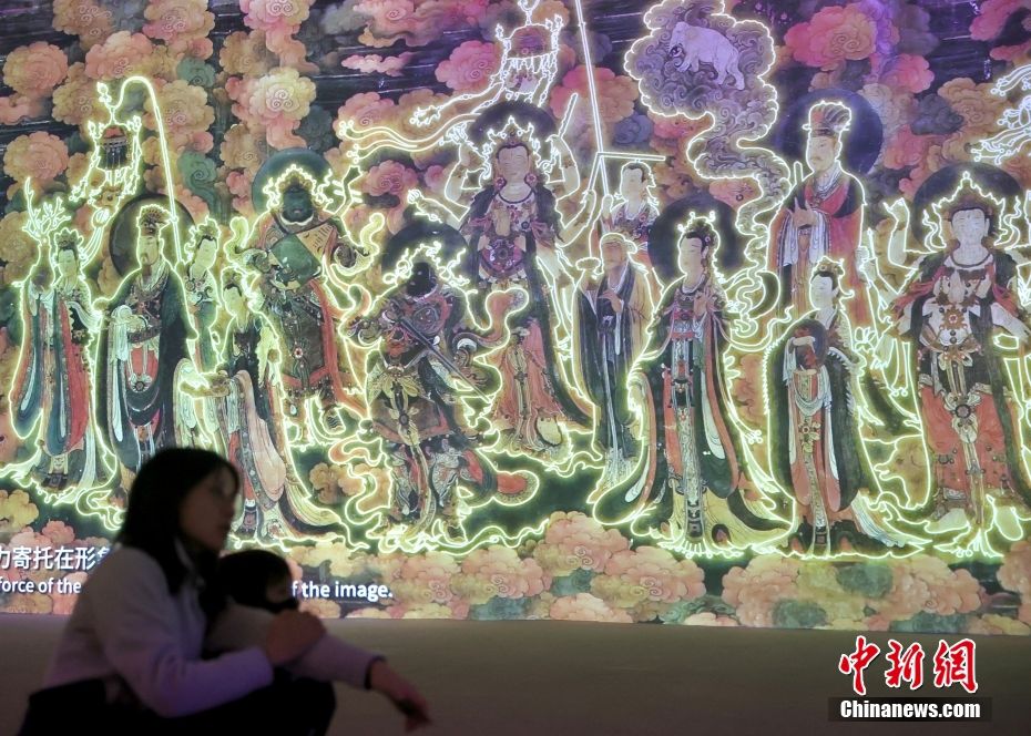 Beijing: cittadini visitano mostra di murales digitali presso il Tempio Fahai