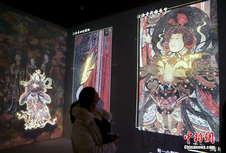 Beijing: cittadini visitano mostra di murales digitali presso il Tempio Fahai