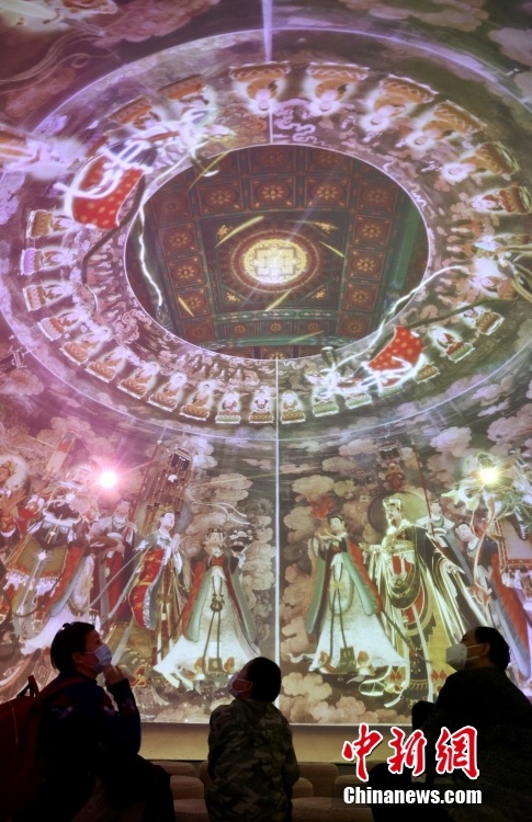 Beijing: cittadini visitano mostra di murales digitali presso il Tempio Fahai