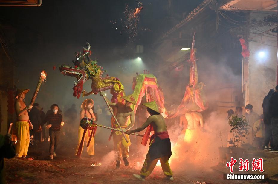 Guangxi: la danza del drago e i petardi danno il via al 