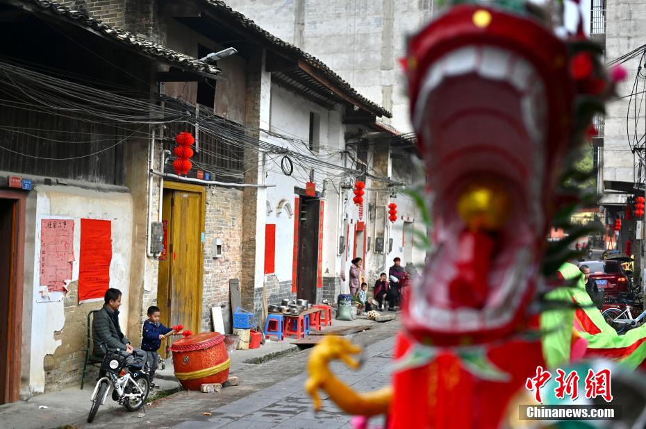 Guangxi: la danza del drago e i petardi danno il via al 