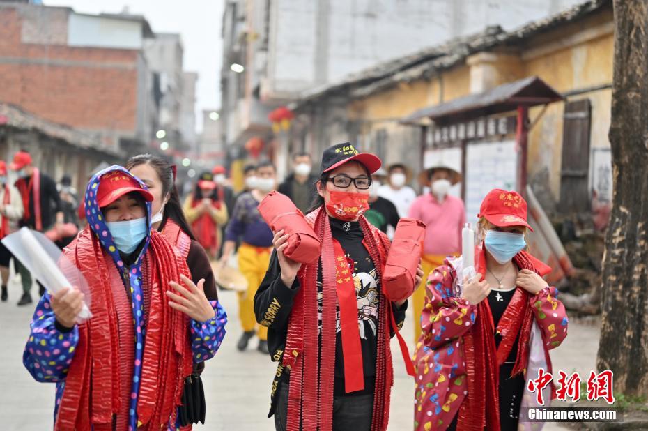 Guangxi: la danza del drago e i petardi danno il via al 