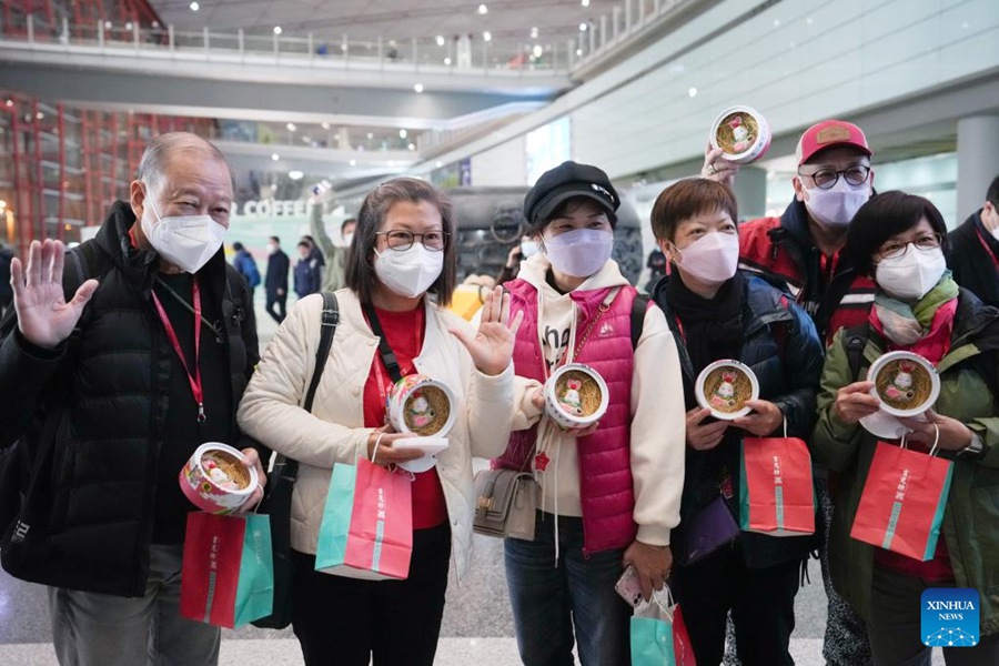 Il primo gruppo turistico di Hong Kong arriva a Beijing