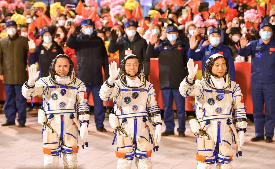 Cerimonia di saluto per i tre taikonauti della missione spaziale Shenzhou-15 presso il Jiuquan Satellite Launch Center nel nord-ovest della Cina. (29 novembre 2022 - Xinhua/Liu Lei)
