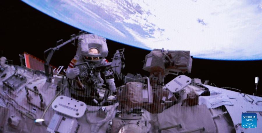 I taikonauti di Shenzhou-15 completano la loro prima passeggiata nello spazio