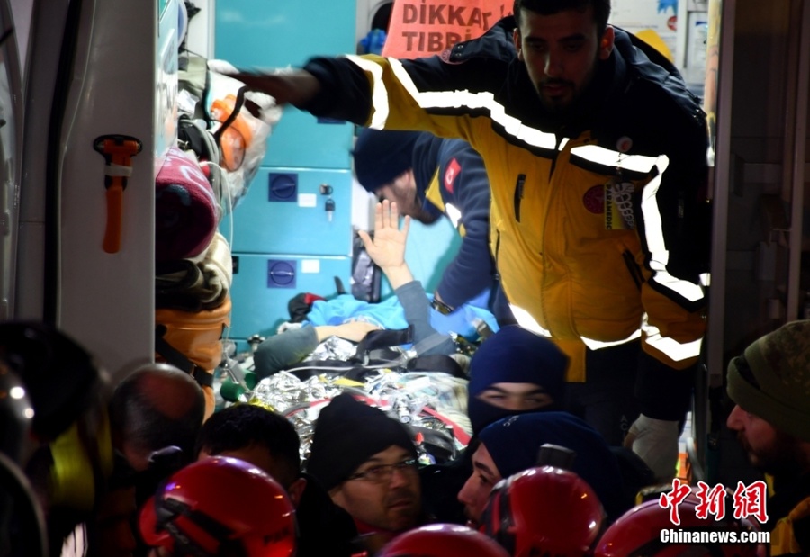 Turchia: madre e figlia salvate dopo 92 ore sotto le macerie