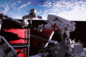I taikonauti di Shenzhou-15 completano la loro prima passeggiata nello spazio