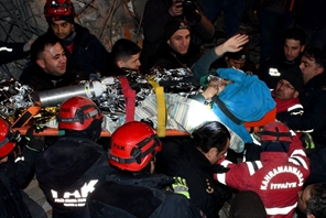 Turchia: madre e figlia salvate dopo 92 ore sotto le macerie