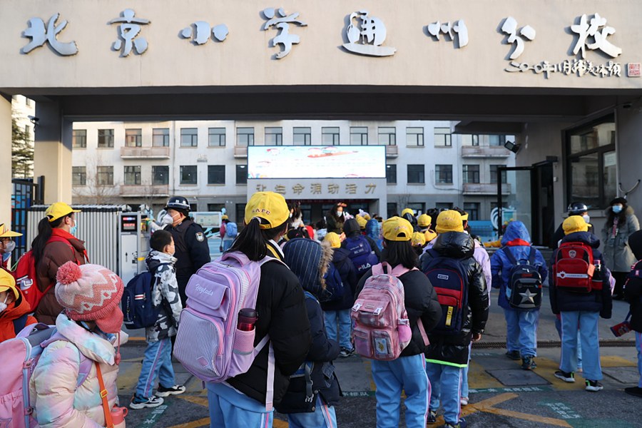 Beijing: insegnanti e studenti tornano a scuola in modo ordinato