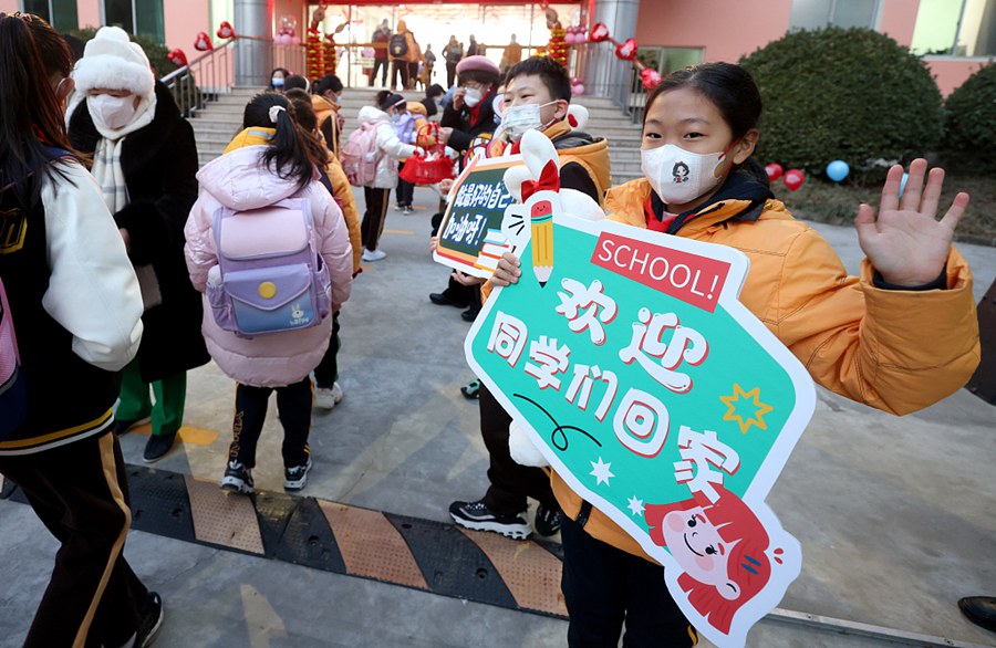 Beijing: insegnanti e studenti tornano a scuola in modo ordinato
