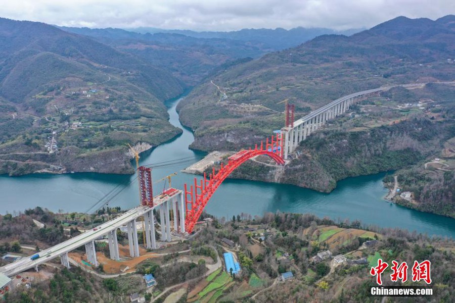 Guizhou: il Wujiang Grand Bridge entra nella fase di costruzione dell'impalcato