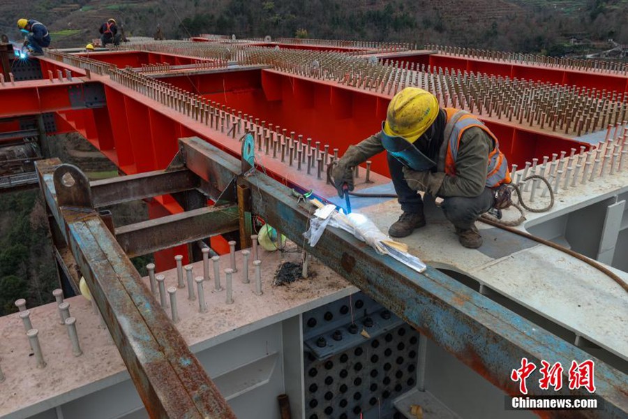 Guizhou: il Wujiang Grand Bridge entra nella fase di costruzione dell'impalcato