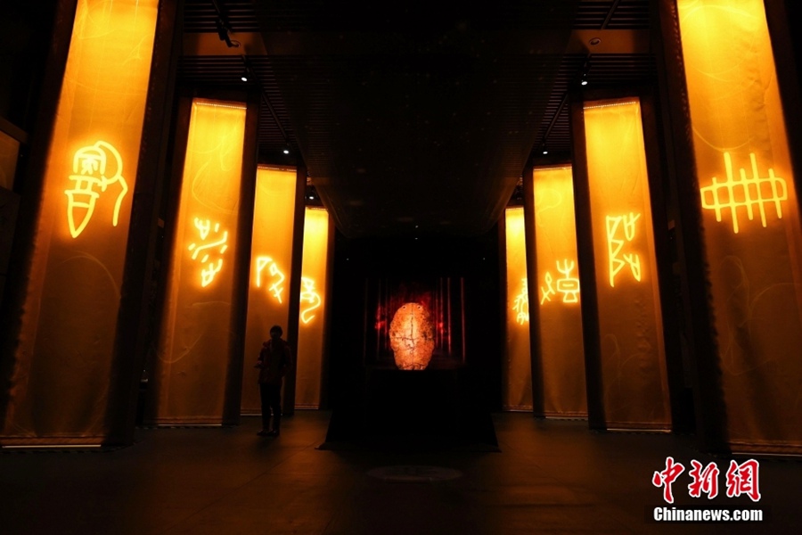 I visitatori nella sala espositiva degli "Ossi oracolari delle Rovine Yin". (China News Service/Jiang Qiming)