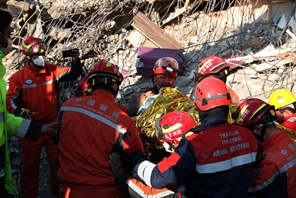 Le forze di soccorso cinesi salvano più di 20 sopravvissuti in Turchia