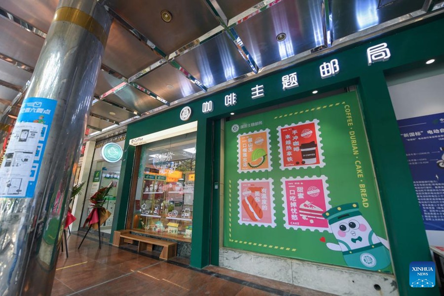 Ufficio postale a tema caffè aperto a Shenzhen, in Cina