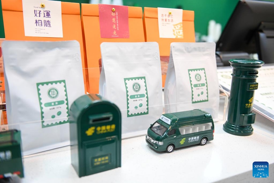 Ufficio postale a tema caffè aperto a Shenzhen, in Cina