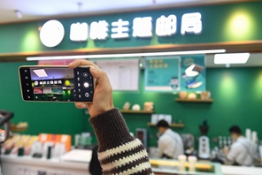 Ufficio postale a tema caffè aperto a Shenzhen, in Cina