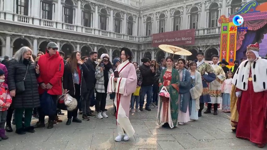 I costumi tradizionali cinesi debuttano al Carnevale di Venezia