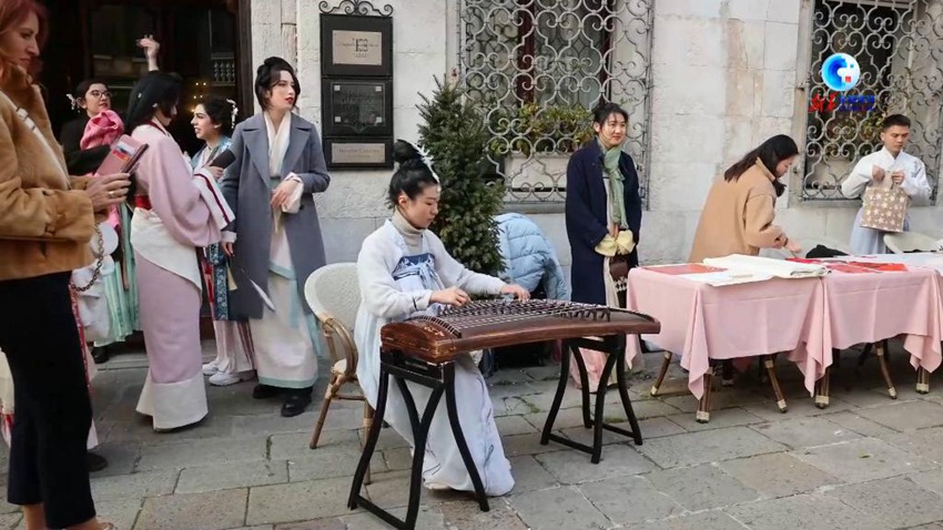 I costumi tradizionali cinesi debuttano al Carnevale di Venezia