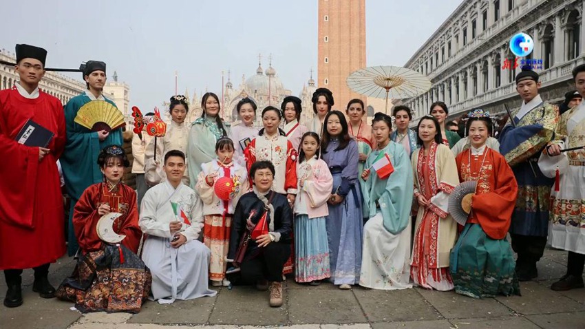 I costumi tradizionali cinesi debuttano al Carnevale di Venezia