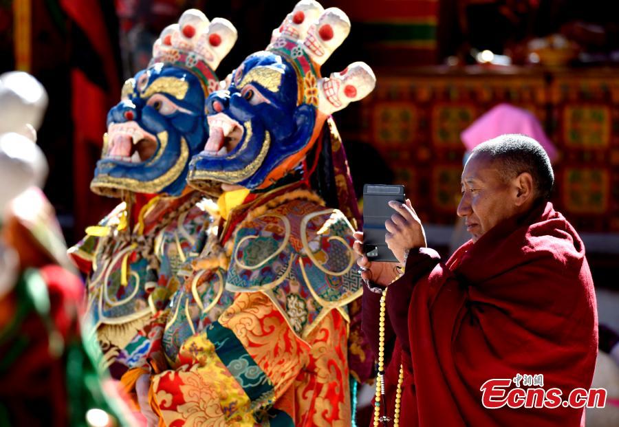 I monaci eseguono la danza Cham per il capodanno tibetano