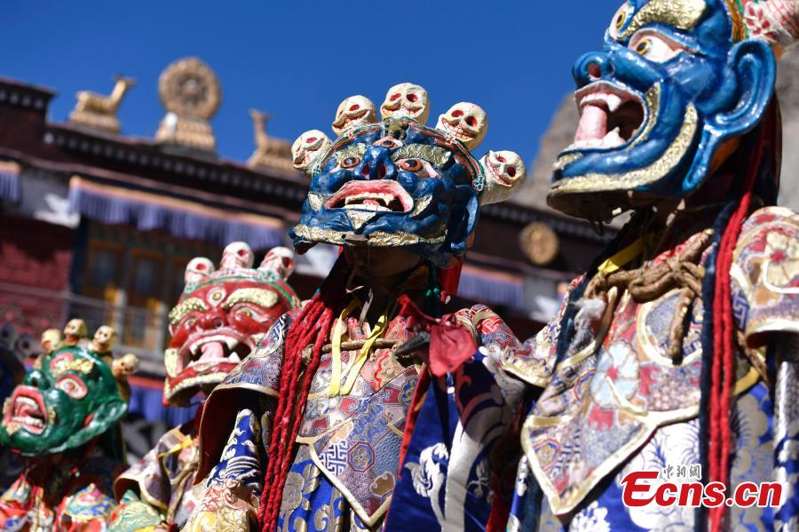 I monaci eseguono la danza Cham per il capodanno tibetano