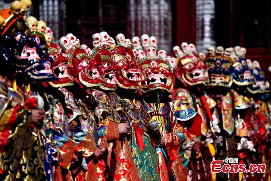 I monaci eseguono la danza Cham per il capodanno tibetano