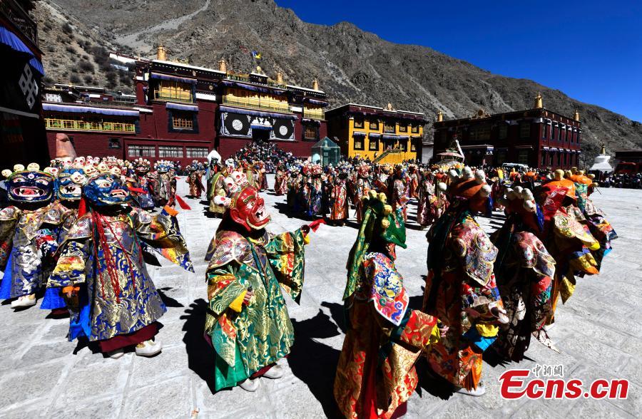 I monaci eseguono la danza Cham per il capodanno tibetano