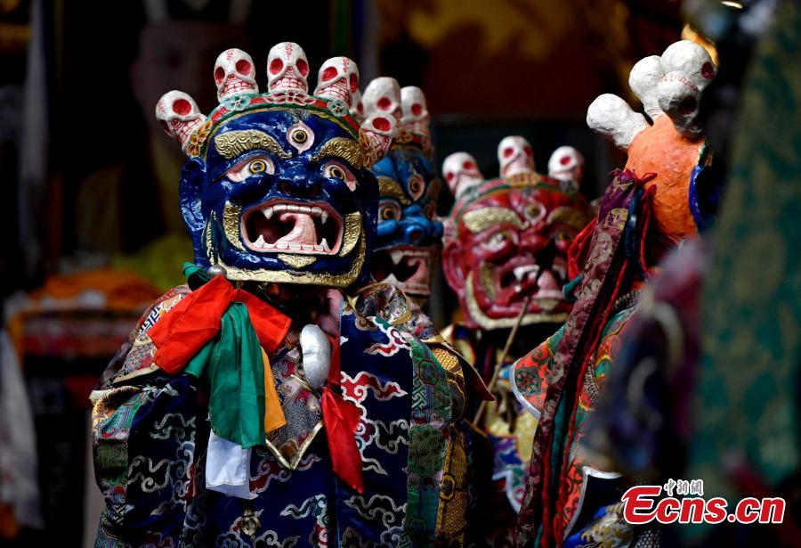 I monaci eseguono la danza Cham per il capodanno tibetano