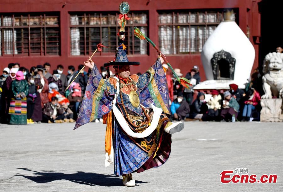 I monaci eseguono la danza Cham per il capodanno tibetano