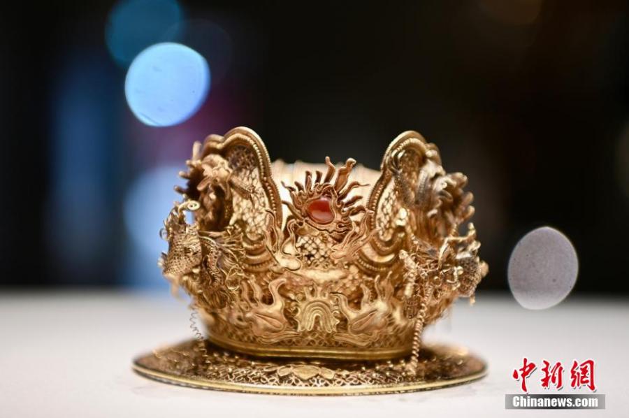 Un copricapo della dinastia Ming (1368-1644) con draghi che giocano con una perla in mostra all'Hong Kong Palace Museum. (21 febbraio 2022 - China News Service/Li Zhihua)