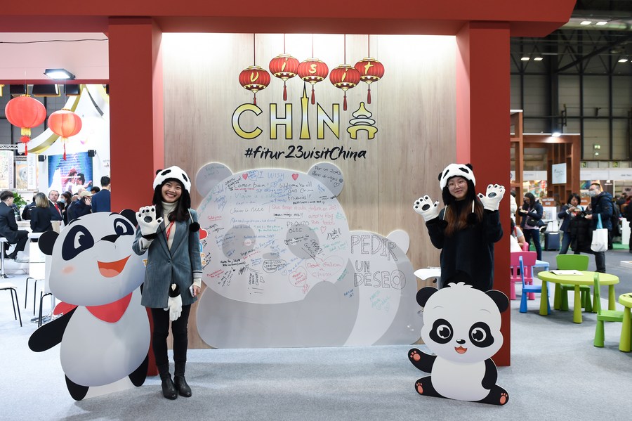 Membri dello staff posano per una foto davanti a uno stand espositivo cinese durante la Fiera Internazionale del Turismo FITUR 2023 a Madrid, Spagna. (18 gennaio 2023 - Gustavo Valiente/Xinhua)